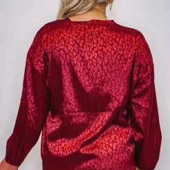 Purple Door Boutique Lavish Monochromatic Burgundy Satin Top Ladies' 9 Purple Door Boutique Lavish Monochromatic Burgundy Satin Top Ladies'